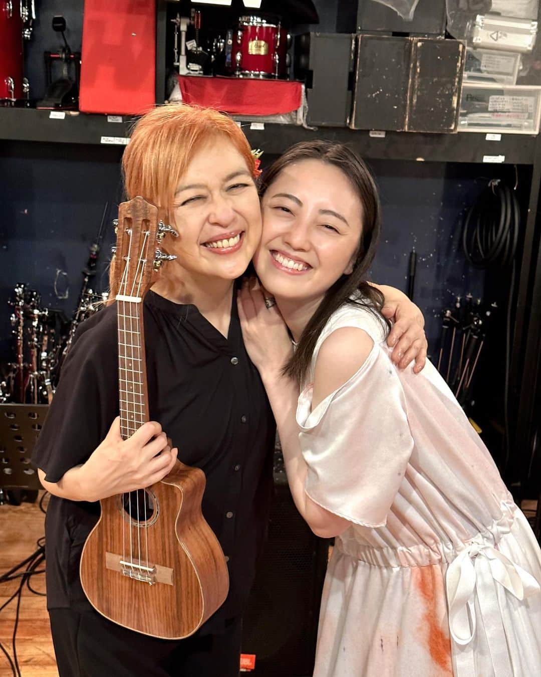 沢井美優のインスタグラム：「ママに逢ってきたよぉ〜🥰💛  先日、セーラームーンでお世話になった森若さんのLIVE 『ゴーバンズ GO-BANiX HEAVEN vol.8 「ゴーバンズを歌おう！」』に行ってきました✨✨  とっても楽しくてあっという間でした✨ ママに逢えたのは約20年ぶり😳 変わらぬお姿に驚きでした💗 森若さん可愛かったです😍🌺  またLIVE行きます☺️✨✨ 今度は弟も、、、笑  ウクレレ弾いてみたくなりました✨✨  #ゴーバンズ  #森若香織 さん #月野育子 #ママ #うさぎのママ #セーラームーン #🌙 #親子 #💛」