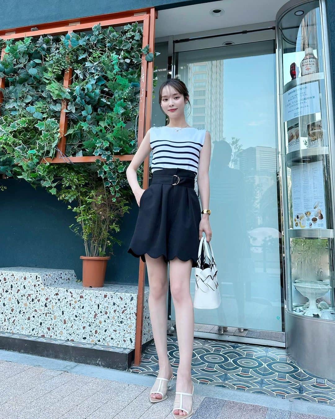 磯田 ひかる(Hikaru Isoda) のインスタグラム：「こんばんは🌛 今日もお疲れさまです♡  暑くてヘロヘロになってます😵‍💫 夏バテしないようにしっかり食べましょうね〜🍚  この日はモノトーンコーデ🤍 マリン風スタイルにしたよー^. .^ ੭  【着用アイテム】 Tops @tocco_closet  Pants @31sonsdemode  Shoes @evol_official0  Bag @prada   ------------------------------ picaru：162cm / 骨格ウェーブ 1st ブライトスプリング 2nd ブライトサマー  大人可愛いスタイルアップコーデ ヘアメイクを合わせた トータルスタイリングを提案🤍  不定期にストーリーで ファッションお悩み相談募集中🥰 ------------------------------  他の投稿を見る→【@picaruuu】」