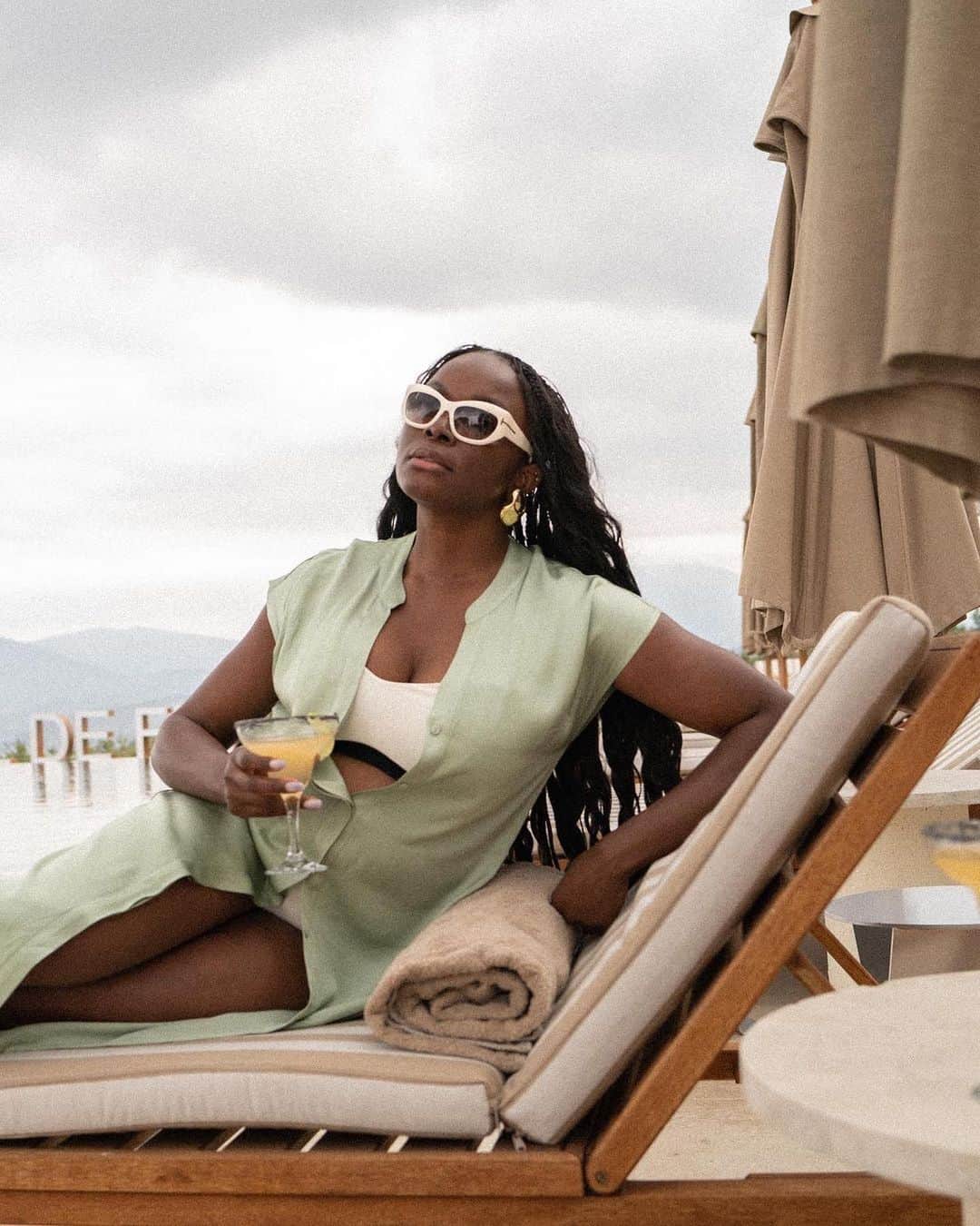 Monica Sordoのインスタグラム：「Coco Bassey sending us major summer vibes wearing her Cubagua Earrings 🐚」