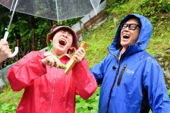 日本テレビ「満天☆青空レストラン」さんのインスタグラム写真 - (日本テレビ「満天☆青空レストラン」Instagram)「️⭐️ 今週の#青空レストランは 静岡県伊豆市の「真妻わさび」をご紹介します🌱  ゲストは初登場のフワちゃんです🌈  あいにくの雨の中でのロケでしたが 大輔さんとフワちゃんずっと笑ってます😄 とにかく笑ってます🤣  これが真妻わさびを美味しく食べる秘訣なんだとか💡  めちゃくちゃ笑ってます😆  お楽しみに☀️  #満天青空レストラン #青空レストラン #青空 #青レス #満天 #宮川大輔 #大ちゃん #うまい　#レシピ #日テレ #日本テレビ #静岡県　#伊豆市　#伊豆 #ロケ　#わさび　#ワサビ　#真妻わさび #フワちゃん　 #サッポロ　#サッポロで乾杯」7月19日 22時47分 - aozora_official