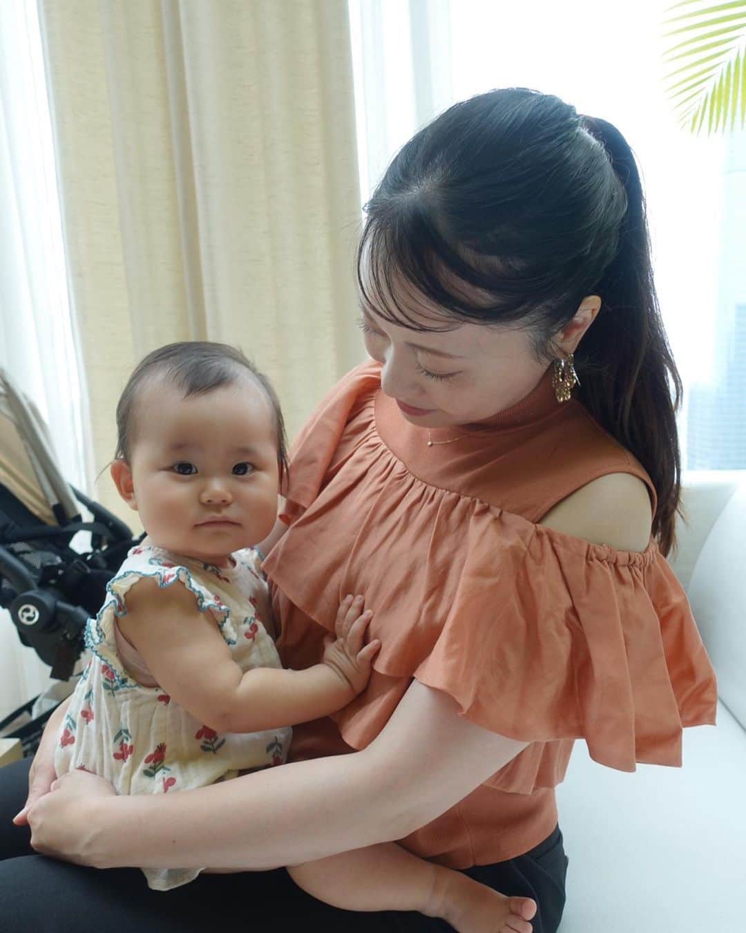 神尾美沙のインスタグラム：「娘集🌿 ソファで遊び倒して、おやつのバナナと焼き芋を食べてからスヤァ… 最後はパッチリおはよう😃  ベビーカーで寝るのってめちゃくちゃ気持ち良さそうだよね…いいなぁっていつも思っちゃう…ww」