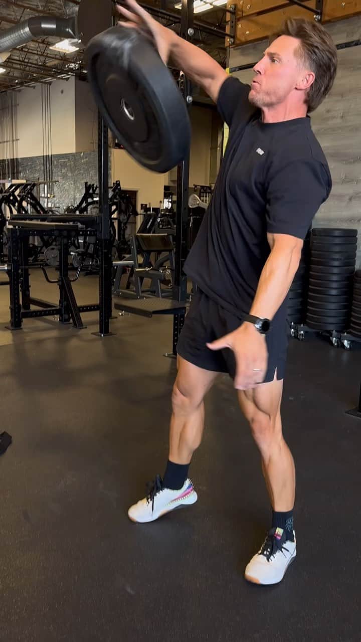 スティーブ・クックのインスタグラム：「45lb bumper plate flip challenge! Grip strength and big hands are important!」