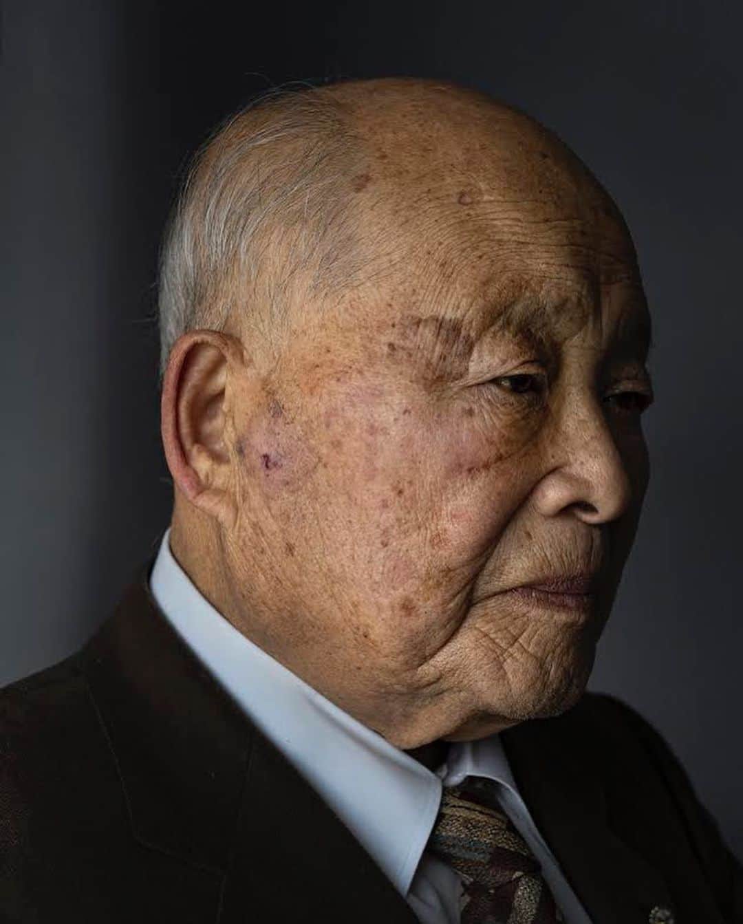 Robert Clarkさんのインスタグラム写真 - (Robert ClarkInstagram)「Tsuyoshi Ushikubo, age 98, a veteran of the Imperial Japanese joined, when he was a teenager, when he was 20, he was transferred to Shibata regiment in Niigata 75th regiment in Hoeryong, Northern Korea & was captured by the Soviet Army 1945  in the mountains of Manchuria in Siberia. After the end of war, disarmed by the Soviet army and detained in Hormorine, a forced labor camp, where he worked as a logger  building the railway for several years he was then forcefully educated in  politics and economics lecture center and ultimately returned to Kyoto, Japan in 1949.  After the war, Tsyoshi couldn’t get a job for 7-8 years because he was educated at Soviet lecture center. He is a story teller for the Memorial Museum for Soldiers, Detainees in Siberia, and Postwar Repatriates. The information was very tightly controlled while he was in the service and had almost no knowledge of the outside world.」7月20日 4時20分 - robertclarkphoto