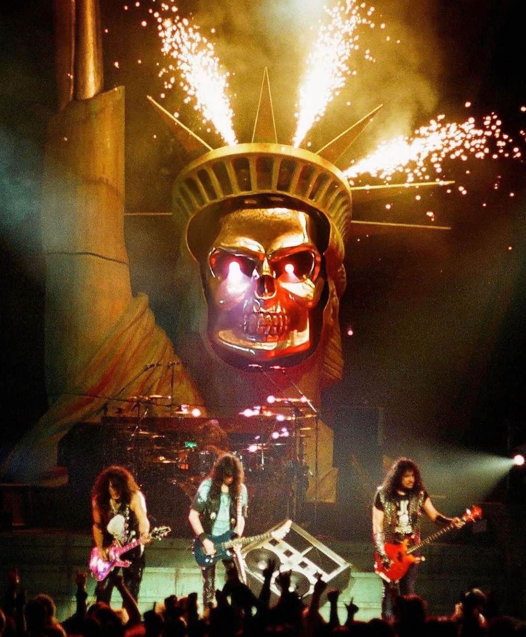 ジーン・シモンズのインスタグラム：「Yes we really used to tour with this. 🤘🏼😎」