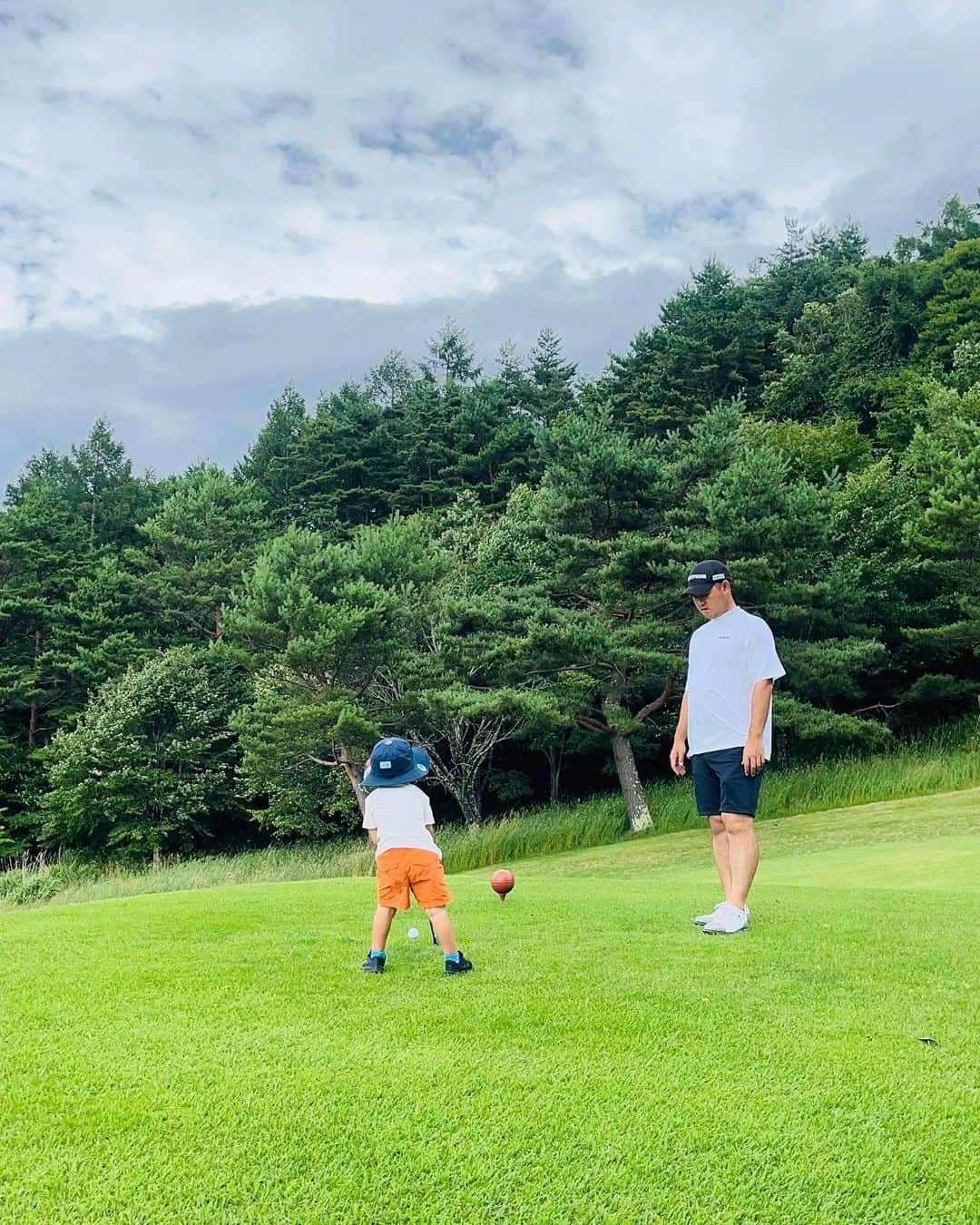清澤恵美子のインスタグラム：「初めてのtee shot🏌️ #３歳９ヶ月デビュー 記念すべきゴルフ場は #サニーカントリークラブ 涼しくて最高でした🏌️」