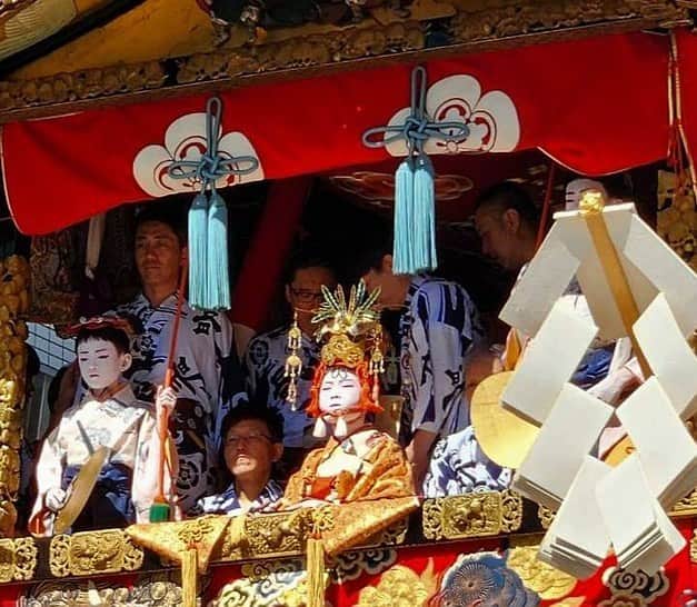 石川さゆりのインスタグラム：「そうだ京都、行った❣️  1番鉾、長刀鉾のお稚児さんが 知人のお家の瀧光翔くんが務めると聞き、今年の祇園祭に行って来ました。 ものすごい炎天下37度の暑さの中立派に鉾に乗り祇園祭の大役を務めました✨✨✨❣️  色んな京都の歴史と文化が令和の今日まで繋がっているのを初めて体感、感動😳😳😳しました。  大役を終え、準備から今日までの 色んな日を思ったのか、あんなに堂々としていた光翔くんも号泣したようで☀️☀️☀️☀️☀️ 大きな経験だったんだなぁと もっと京都を知りたいと思いました。  #空也上人像 #そうだ京都に行こう #祇園祭」