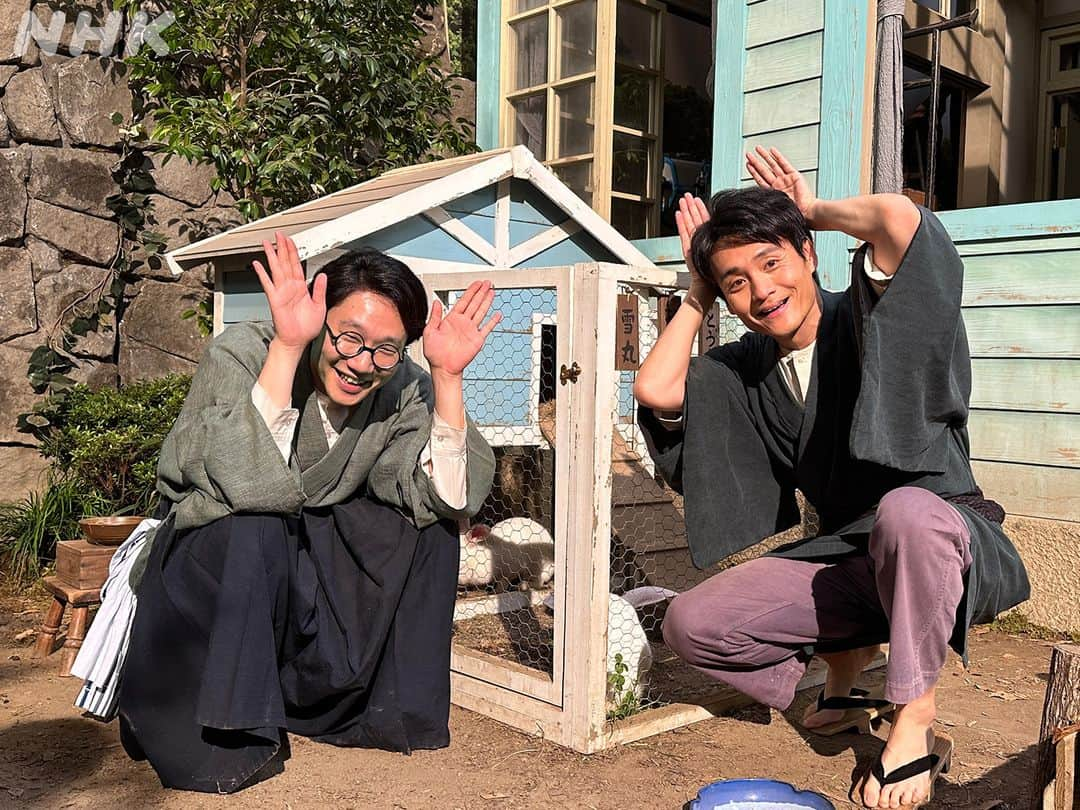 らんまんさんのインスタグラム写真 - (らんまんInstagram)「#らんまん観察日記📸  同盟を組んだ、波多野＆野宮のオフショット🤝 お二人のウサギポーズ🐰  Twitterには握手をしたバージョンのオフショットがアップされています！ ぜひチェックしてみてください✨  #朝ドラらんまん #前原滉 #亀田佳明」7月20日 18時00分 - asadora_ak_nhk