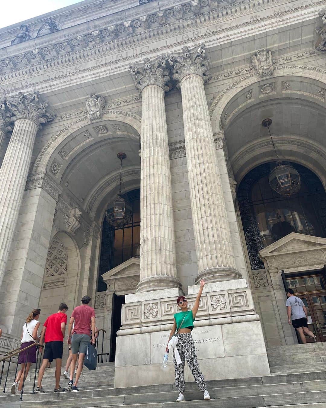 指出瑞貴さんのインスタグラム写真 - (指出瑞貴Instagram)「🗽🏰📚 #newyorkpubliclibrary #nypl #nyphotographer #nyc  #poo    It looks like castle. Wonderful place.  こちらは先々週行った所。 ニューヨーク公共図書館なので、なんと無料なんです。 中はとんでもなく贅沢な空間。1F~3Fまであり、載せきれないものがたくさんなのだけど、プーさんの元みたいなのを鑑賞することができました。  天井やら、お手洗いに進む廊下やら、階段や外観も、全てが絵になります。この場所にいる時間、貴重なものでした。 レストスペースもあり、疲れたら素敵な絵と照明に囲まれ、涼しい空間で休憩。❤️‍🔥 本当素晴らしき」7月19日 22時56分 - sashidemizuki