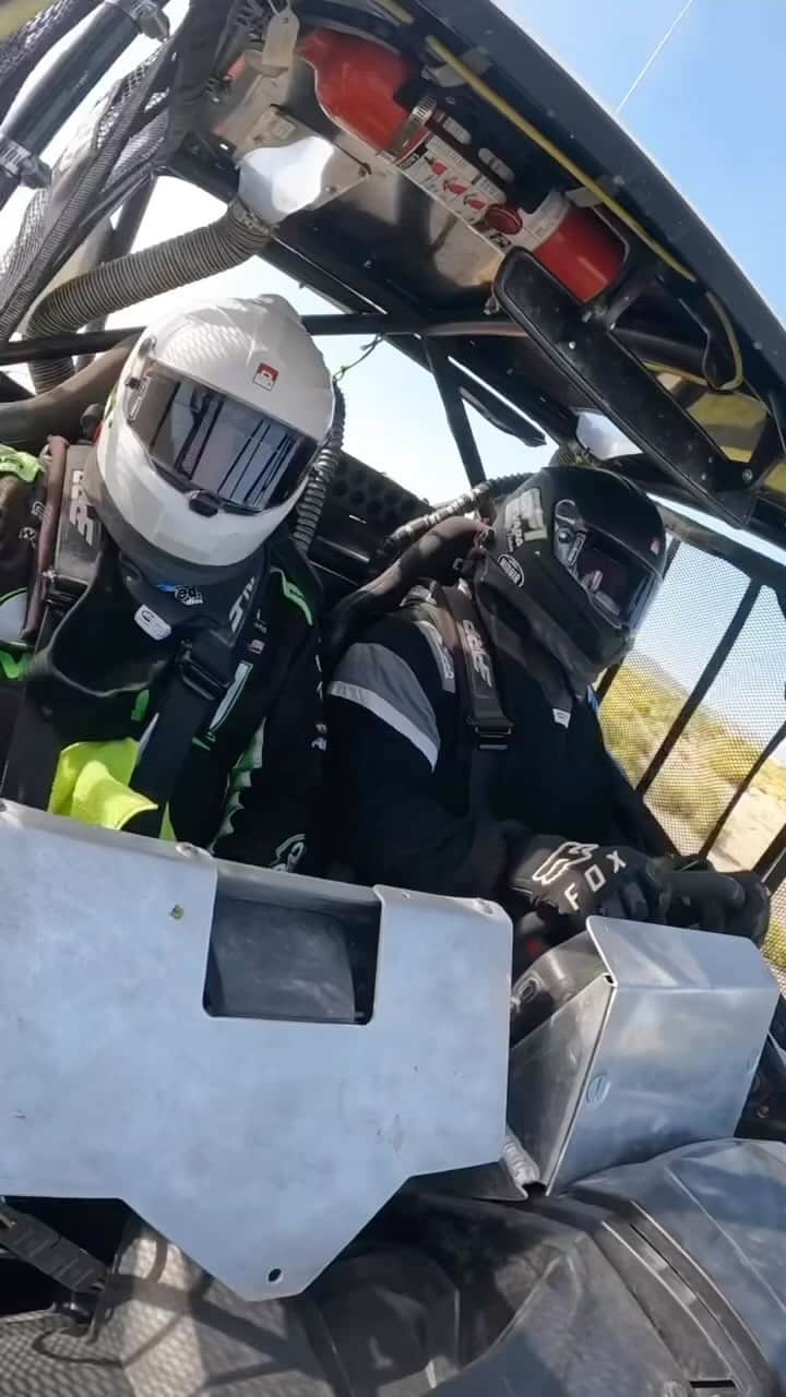 ストーン・コールド・スティーブ・オースチンのインスタグラム：「🔊⬆️ Hell Yeah @kawasakiusa @gfiracing 📸 @jwaldaias  @valleyoffroadracingassociation  @class1motorsports  Pink Floyd Time」