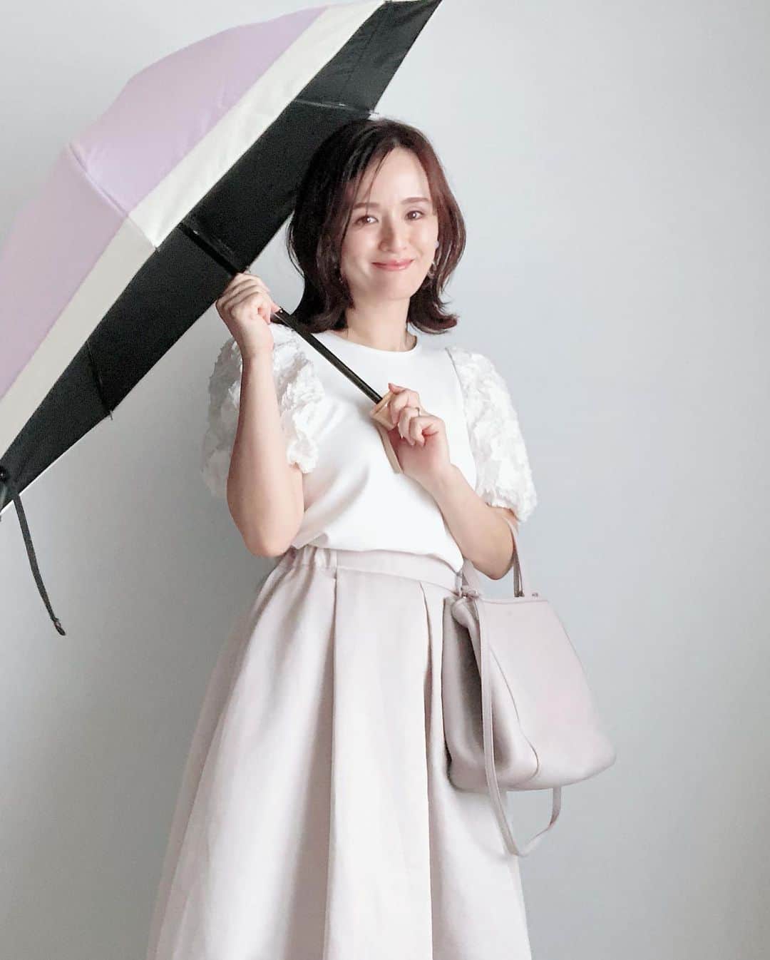 ruriさんのインスタグラム写真 - (ruriInstagram)「皆様いかがお過ごしでしょうか？🌻  私は毎日暑すぎて暑すぎてヘトヘトです😵‍💫  日傘も必須ですね！  @ashiya_roseblanc の日傘はデザインも沢山あって可愛いし、しかも日本製で100%遮光😳✨田中みな実さんも愛用されてるとか✨  本日から7月25日火曜日まで @jrnt_style 4階にてポップアップ中ですよ❣️  私は、大好きなラベンダー×ホワイトの日傘にしました♡  コーデは tops→ @nolleys_sophi  bottom→ @sai.official.2021   #日傘 #芦屋ロサブラン #日傘コーデ #アラフォーコーデ #アラサーコーデ #上品コーデ #フェミニンコーデ #骨格ウェーブコーデ #ブルベ夏コーデ #ソフトエレガント  #pr」7月19日 22時58分 - rurikkomama