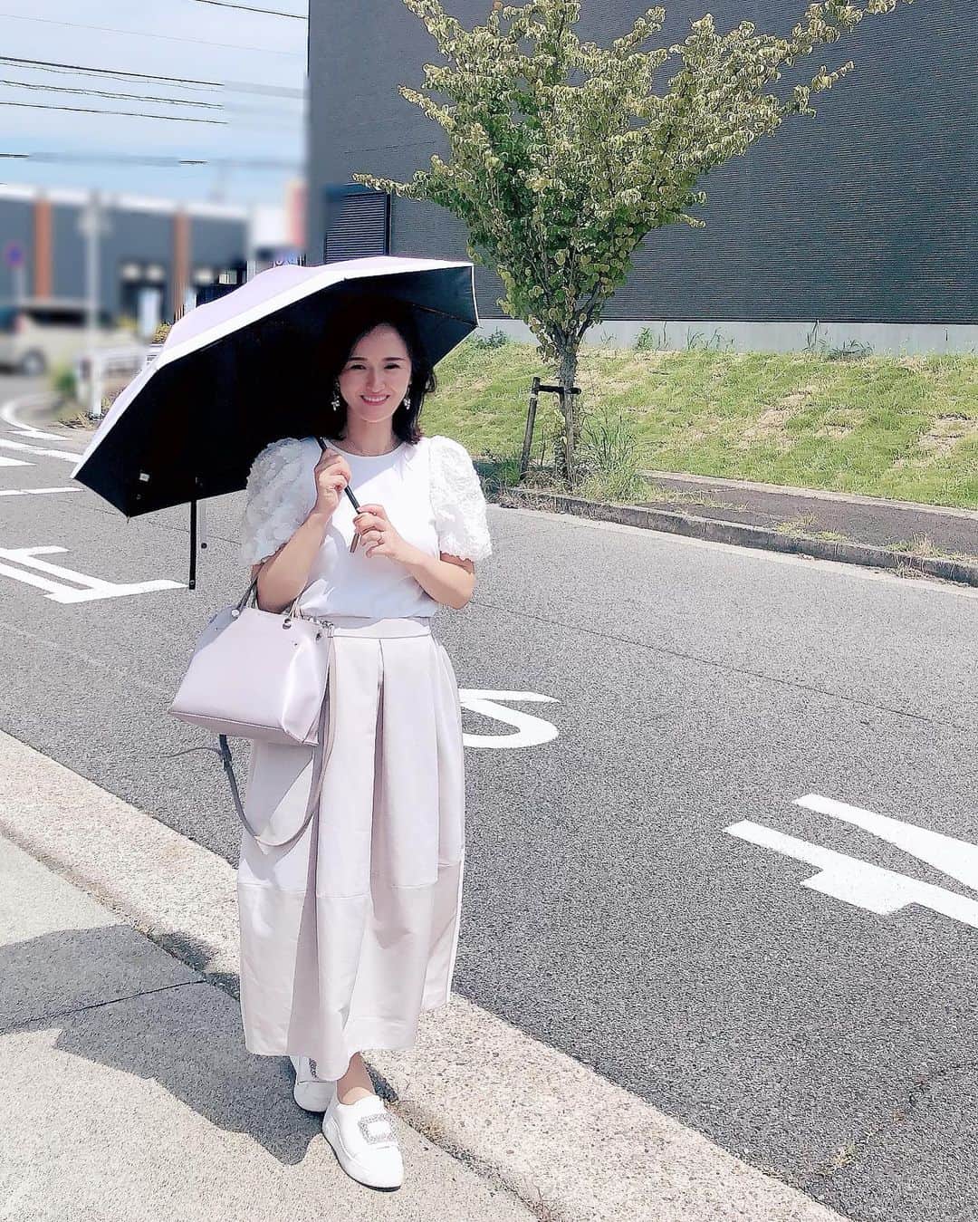 ruriのインスタグラム：「皆様いかがお過ごしでしょうか？🌻  私は毎日暑すぎて暑すぎてヘトヘトです😵‍💫  日傘も必須ですね！  @ashiya_roseblanc の日傘はデザインも沢山あって可愛いし、しかも日本製で100%遮光😳✨田中みな実さんも愛用されてるとか✨  本日から7月25日火曜日まで @jrnt_style 4階にてポップアップ中ですよ❣️  私は、大好きなラベンダー×ホワイトの日傘にしました♡  コーデは tops→ @nolleys_sophi  bottom→ @sai.official.2021   #日傘 #芦屋ロサブラン #日傘コーデ #アラフォーコーデ #アラサーコーデ #上品コーデ #フェミニンコーデ #骨格ウェーブコーデ #ブルベ夏コーデ #ソフトエレガント  #pr」