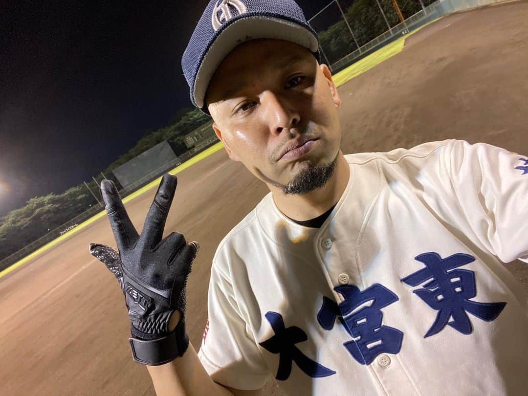 大江健次さんのインスタグラム写真 - (大江健次Instagram)「熱い夏がはじまってます⚾️ 我が母校大宮東高校は1990年以来の 夏の甲子園に向け戦っております🔥 球場に応援行かなきゃ📣  そんなわたくしですが、 なんと来週の月曜日、大宮は七里の神社の夏祭りに こりゃめでてーなで参戦します🔥 大昔、東高校の学園祭に呼んで頂いた事はあったのですが、 それ以来、ある意味凱旋です笑。  来れる方は是非ご一報を🎯  ある日の草野球にて、 大宮東高校野球部のOBの打席を載せときます😆  #こりゃめでてーな #mckj #大宮東 #野球部 #上野 #蔦原 #闘志なき者は去れ #ヒェ」7月19日 22時58分 - mckj_hagestagram