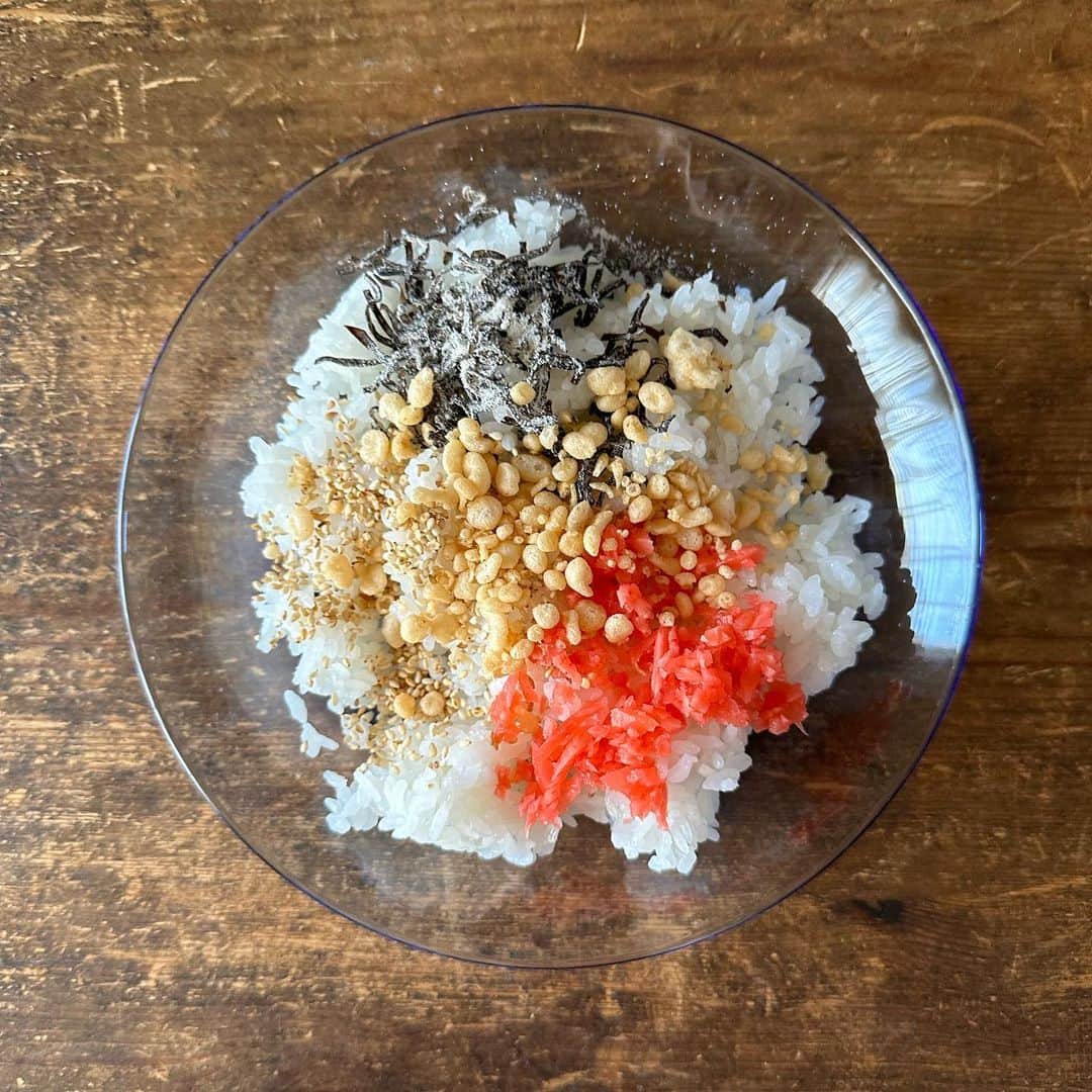 Tesshiさんのインスタグラム写真 - (TesshiInstagram)「塩昆布紅生姜天かすでおにぎり Onigiri with kombu, pickled ginger and tempura bits #ごちそうおにぎり #yummy #homemade #healthy #onigiri #riceball #rice #おいしい #おにぎり #おむすび #お米 #紅生姜 #マカロニメイト #フーディーテーブル #手作り  紅生姜使い切り投稿にお付き合いありがとうございました🙏  お米 @yukitsubakiofficial」7月19日 22時59分 - tmytsm