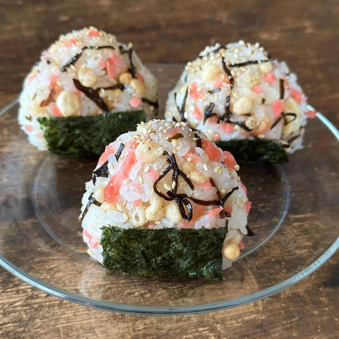 Tesshiさんのインスタグラム写真 - (TesshiInstagram)「塩昆布紅生姜天かすでおにぎり Onigiri with kombu, pickled ginger and tempura bits #ごちそうおにぎり #yummy #homemade #healthy #onigiri #riceball #rice #おいしい #おにぎり #おむすび #お米 #紅生姜 #マカロニメイト #フーディーテーブル #手作り  紅生姜使い切り投稿にお付き合いありがとうございました🙏  お米 @yukitsubakiofficial」7月19日 22時59分 - tmytsm