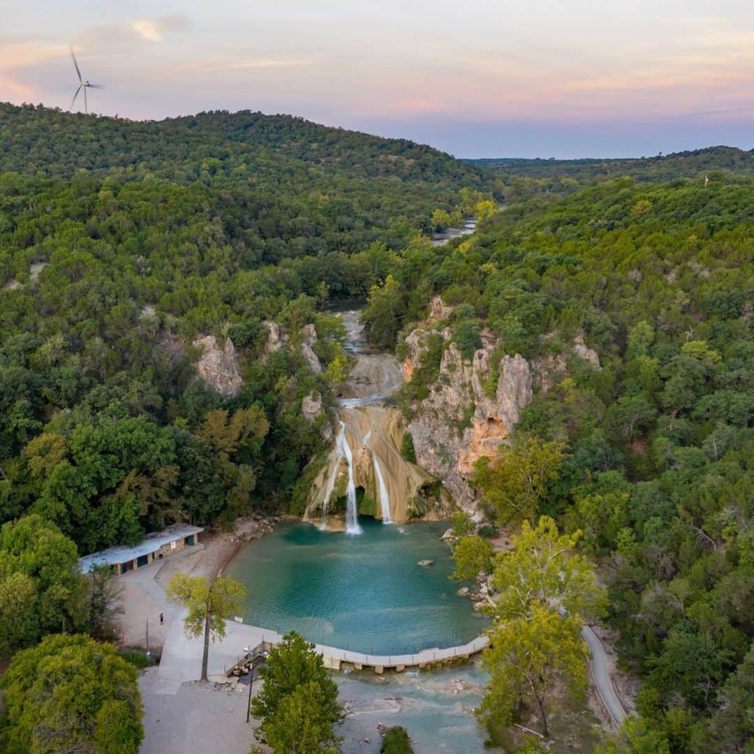 Visit The USAのインスタグラム：「When in Chickasaw Country, Oklahoma, sometimes taking a break means doing all the exploration there is to do. 👀🚶  💦Take a dip in the fresh waters of Turner Falls 🥾Hike Bromide Hill for breathtaking views 🛖See a traditional Chickasaw village at the Chickasaw Cultural Center  How does that sound? Drop a ✋in the comments if this is your type of vacation!  #VisitTheUSA #VisitChickasaw #ChickasawCountry  #TravelOK #OKHereWeGo #MyOklahoma」