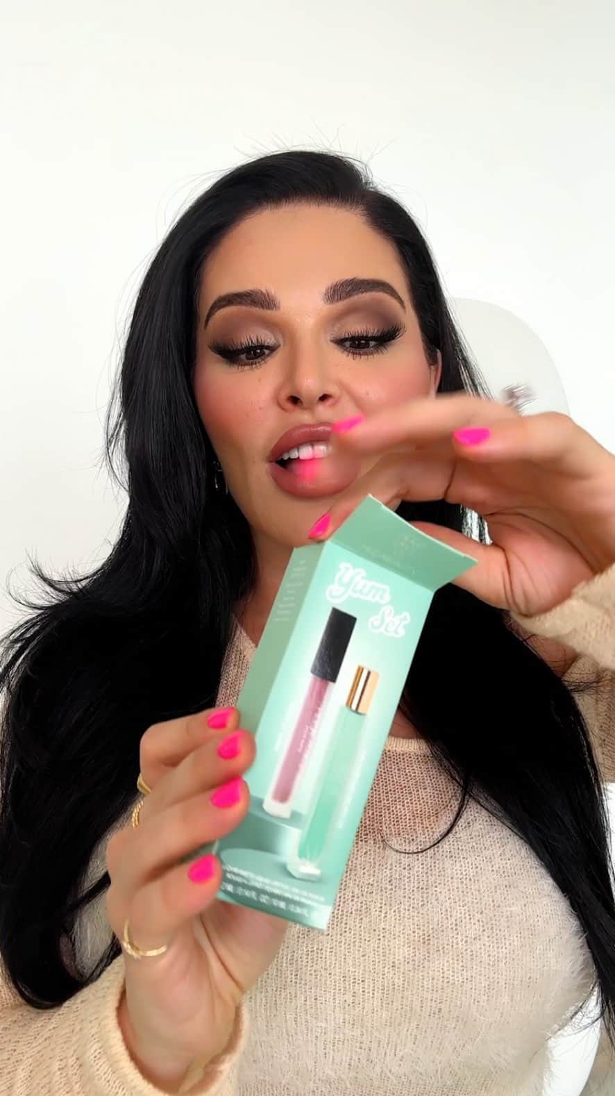 Huda Kattanのインスタグラム：「It’s here!! I’m so EXCITED to announce our latest collab with @HudaBeauty - Our Yum Set!! 💚🍨✨   It includes our irresistible juice, Yum Pistachio Gelato | 33 10ml travel spray and the #HudaBeautyLiquidMatte in the shade Queen of Sheba! 💄These two go so well together! 😍 Such a sweet deal as you get both for only $38 - saving you nearly 20%! 💞」