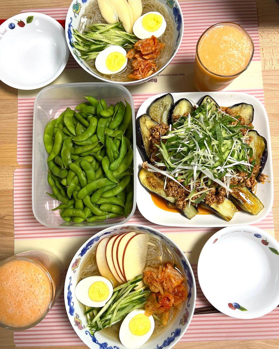 のインスタグラム：「お友達にいただいたトマトソースがあまりにも美味しそうだったので、頭の中でどうやって食べようか？と映像にしてみたら、こうなりました^_^ 茄子縦半分に切って揚げ炒めして、ミンチ肉とにんにくと炒めて、トマトソースを絡める。 そこに大葉、ネギ、きゅうり、生姜を千切りにしてドーンと乗せる。 頭の中でできたものをそのまま再現しました。美味しかったです！ 刻み野菜が和なのに、トマトソースと合いました。 そして、後半はそれにゆずぽんかけて食べてみたらこれまたたまらなく美味しかったです。すごい味変しました。 ラタトゥイユから焼き茄子までいけた🍆  私の大好物冷麺と枝豆とニンジンジュースも！ 体にいいからと言って食べすぎてしまったら、今どうにも、、お腹いっぱいすぎてパンパンになってます。 苦しい！苦しくて横になれない！背中までお腹があるみたい！ しばらくは眠れそうにないです😆😆  今日は風も強く、波は高くて、空はいろんな雲が広がって綺麗でした。💕  #トマトソース#ありがとう#茄子好きのラー姉ちゃん#次のナス料理は持ってくねー」