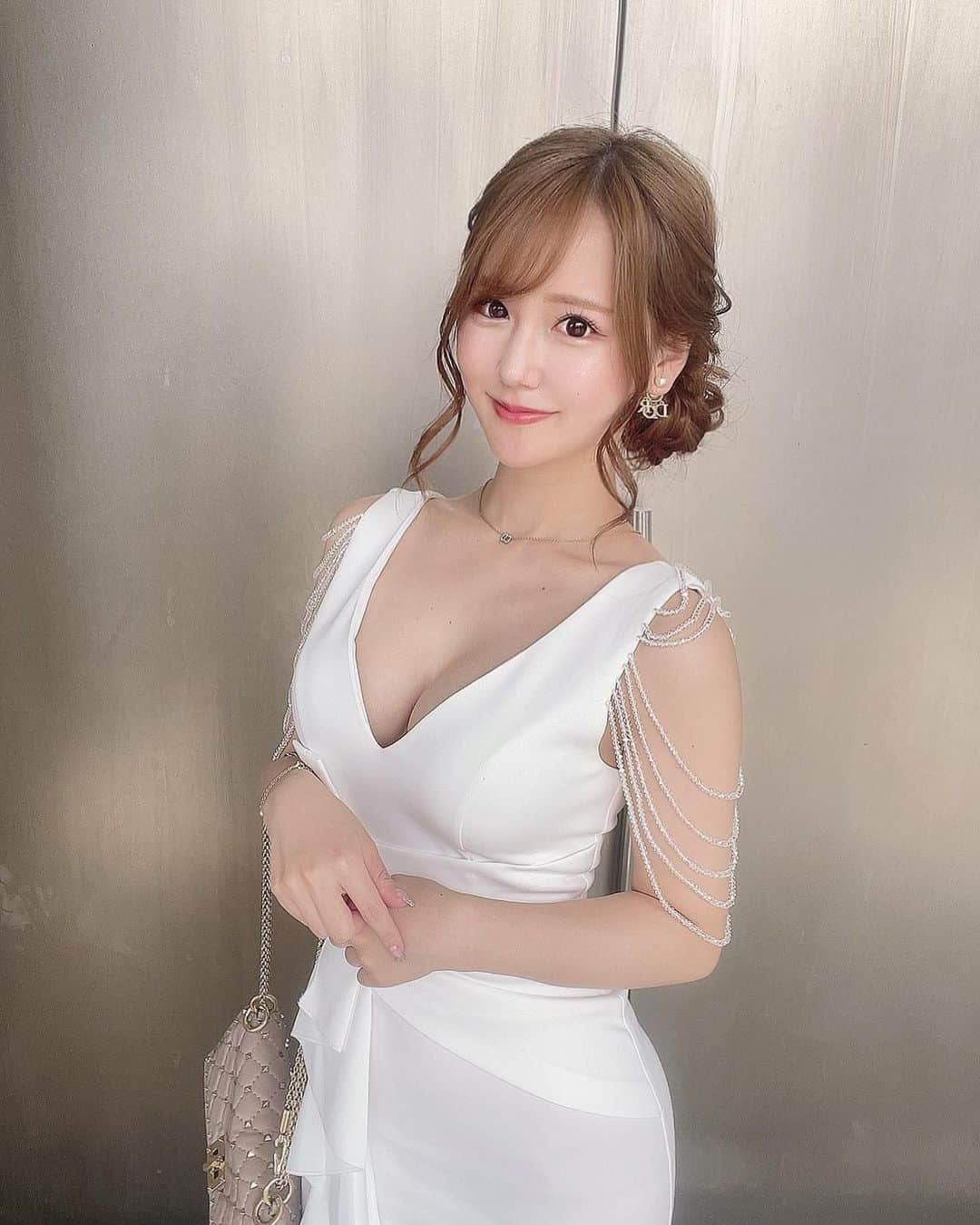 あだちまみのインスタグラム：「. dress code White🤍  #本日のコーデ#outfit #ポートレート#撮影 #撮影モデル#関西被写体#インフルエンサー #ビジネス#副業#事業#女性企業#美容 #ビジョビ#ビジョスタ#女性経営者」