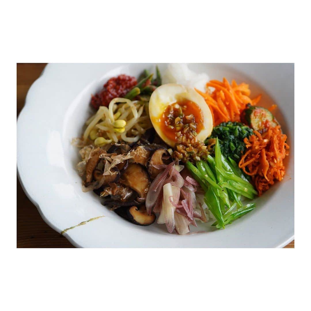 鈴木あすなのインスタグラム：「. . 食欲がない日におすすめのレシピ♡ 白いご飯にのっけるだけシリーズ🍚  写真2枚目：韓国風味卵 写真3枚目：大葉キムチ  こちらは去年の夏の韓国レッスンでお伝えしたレシピです☺️ 今年の夏もリピートメニューです♡  ◎韓国風味卵  【材料：4 個分】 卵 4 個 ★長ねぎ 1/3 本(50g) ★生姜 小１片 ★醤油 大さじ３ ★きび砂糖 小さじ１   【作り方】 ① 長ねぎと生姜はみじん切りにする。★を合わせる。  ② 鍋に卵がつかるくらいの湯を沸騰させる。冷蔵庫から出したての冷たい卵をお玉でそっと入れ、コトコト煮立つ火加減で 7 分茹でる。その後氷水に取り冷ます。  ③ ②の殻をむき、①のたれに漬け込む。(一晩つけると美味しい)   【ポイント】 ・冷蔵庫で 3 日間保存可能。 ・卵は M サイズのものを使用し、冷蔵庫から出したての冷たいものを使う。 ・余熱で火が入りすぎないよう、氷水に素早くとる。  →我が家は夏は週一くらいで仕込んでます〜✌︎ 冷蔵庫にあれば、ご飯はもちろん、ラーメンやそうめんなどの麺類にのせて手軽にたんぱく質補給できますよ♡ タレも使えます〜☝︎ 子ども用はめんつゆに漬けたりして袋分けてます。  ◎大葉キムチ  【材料：作りやすい分量】 大葉 20 枚 ★醤油 大さじ 3 ★にんにく(おろし) 少々 ★ごま油 大さじ 1 ★韓国唐辛子(甘口、パウダータイプ) 小さじ１ ★炒りごま 小さじ 2   【作り方】 ① 大葉は軸をとり、洗って水気を拭く。 ★を混ぜたものにつける。(一晩つけると美味しい)  【ポイント】 ・冷蔵庫で３日ほど保存可能。 ・ご飯を巻いて、刻んでサラダに、麺類にのせる、などいろんな料理に活躍する。 ・エゴマで作ってもおいしい。  →これも万能なんだな。大葉は傷みやすいから、量が多かったら早めに漬けちゃう。めんどくさかったら醤油とごま油だけでもよしw  ぜひ作ってみてね〜❣️  #あすなごはん#夏の常備菜#常備菜#韓国料理#家庭料理#ちょうどいいごはん #管理栄養士#家庭料理研究家」