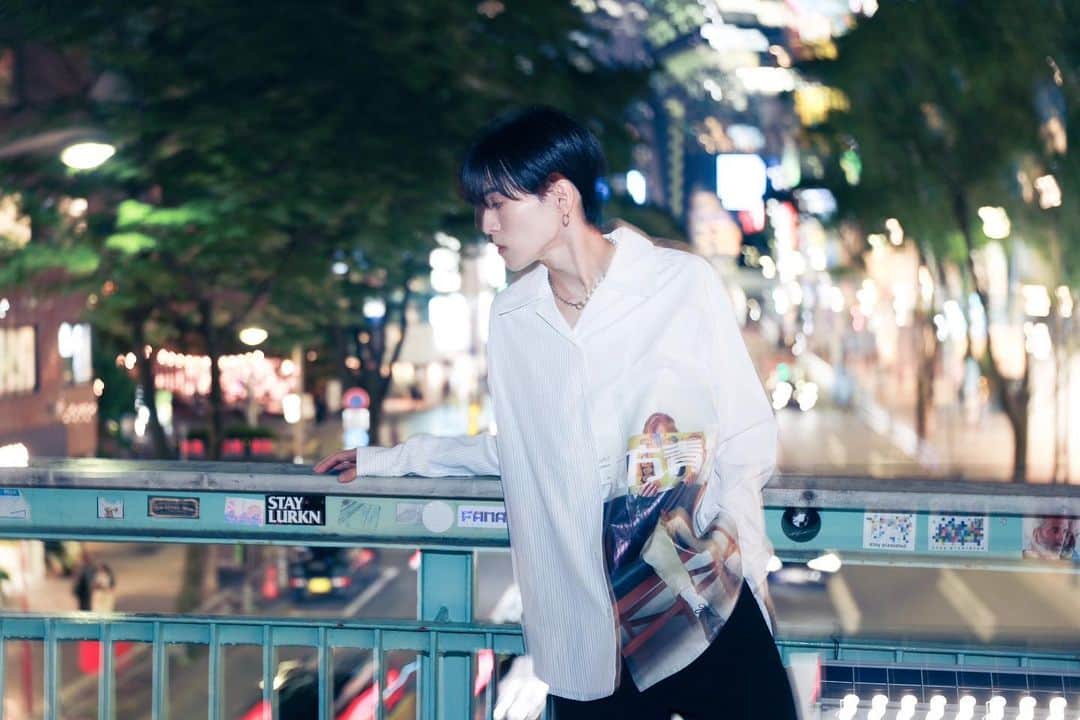 KOHEYのインスタグラム：「早いもので、、、一つ歳を重ねました🙏  色んなことあったけど幸せな1年でした。 プロデュースとして素敵なメンバー達やクリエイターの方々に出会うことができました。 そして色々な方々に支えてもらいながら良いチームができました。  この巡り合わせは今までの活動や経験を経てきたおかげでもあり、ここまで出会ってきた全ての方に感謝しています！  面白いくらい世間は狭くて身近な世界だし流行り廃りの入れ替わりが激しい時代。  それでも『変わらない大切な事』があると僕は思ってます。  音楽とは何か。エンタメとは何なのか。  リスクは覚悟してる。 それくらいの気持ちでこれからもいまの子達とぶつかって登っていきます。 出会ってくれた皆んなありがとう！  これからも何卒よろしくお願いします！  メッセージを送ってくれたファンの皆さんもありがとうっ！！喜んだ！！」
