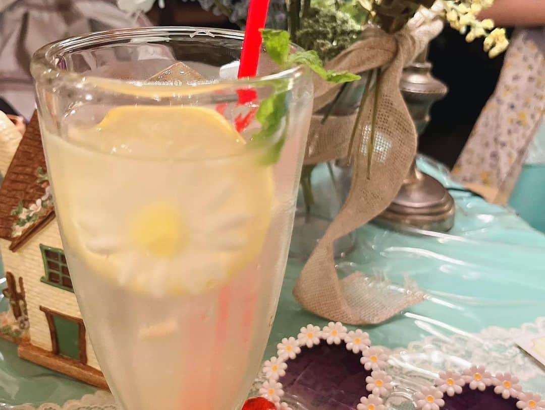 春奈るなさんのインスタグラム写真 - (春奈るなInstagram)「カフェ アコリット様に行って深澤翠ちゃんのコラボケーキセットを頂いてきたよ🐝✨  蜂蜜をかけて頂くハニーケーキ、爽やかなレモネードとトロピカルティー✨ とっても美味しかったです💛  テーマに沿って装飾されたお席も可愛かった☺️🌼 みどちんのコラボは7月30日(日)まで開催しているそうです💛  @midorifukasawa  @cafe_acorite   #cafe」7月19日 23時12分 - lunaharuna_official