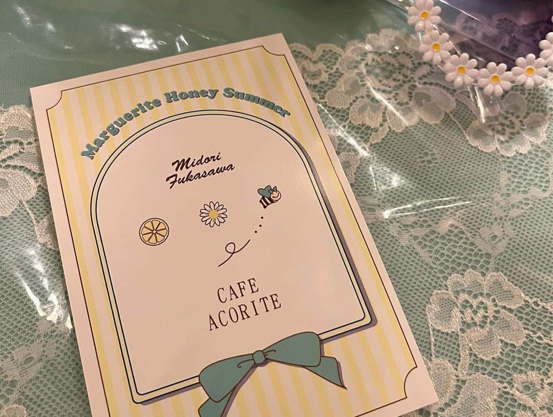 春奈るなさんのインスタグラム写真 - (春奈るなInstagram)「カフェ アコリット様に行って深澤翠ちゃんのコラボケーキセットを頂いてきたよ🐝✨  蜂蜜をかけて頂くハニーケーキ、爽やかなレモネードとトロピカルティー✨ とっても美味しかったです💛  テーマに沿って装飾されたお席も可愛かった☺️🌼 みどちんのコラボは7月30日(日)まで開催しているそうです💛  @midorifukasawa  @cafe_acorite   #cafe」7月19日 23時12分 - lunaharuna_official