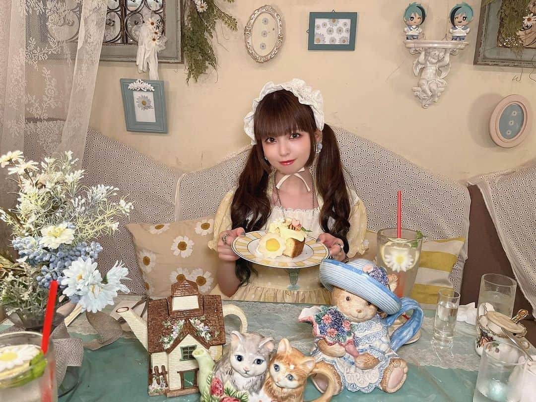 春奈るなのインスタグラム：「カフェ アコリット様に行って深澤翠ちゃんのコラボケーキセットを頂いてきたよ🐝✨  蜂蜜をかけて頂くハニーケーキ、爽やかなレモネードとトロピカルティー✨ とっても美味しかったです💛  テーマに沿って装飾されたお席も可愛かった☺️🌼 みどちんのコラボは7月30日(日)まで開催しているそうです💛  @midorifukasawa  @cafe_acorite   #cafe」