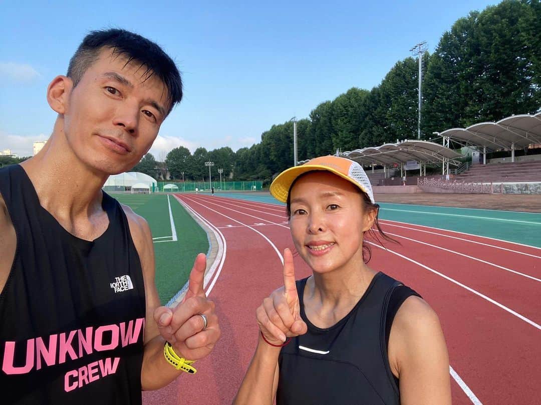 ジヌションのインスタグラム：「🏃‍♂️새벽 러닝 훈련16일차 웜업 20분 100m 질주 2회 1000m/1000m 3:50/5:00 10회 변속주 쿨다운 2km 후반에 조금 변경이 있었지만 10회 다 뛰었다 @0923mara 권은주 감독님, 오늘따라 모자가 빨강색으로 보이는건 기분 탓이겠죠?😅  #잘될거야대한민국 #815런 #준비 #훈련」