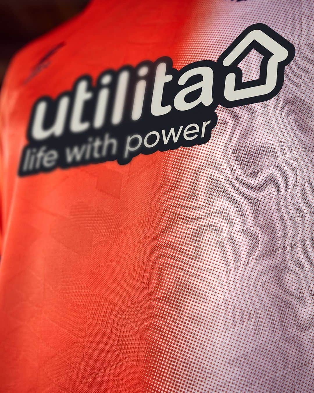 UMBROさんのインスタグラム写真 - (UMBROInstagram)「🟠🟠🟠  The @lutontown 23/24 Home jersey. Coming soon to umbro.co.uk.  #umbro #coyh #thisisourgame」7月19日 23時15分 - umbro