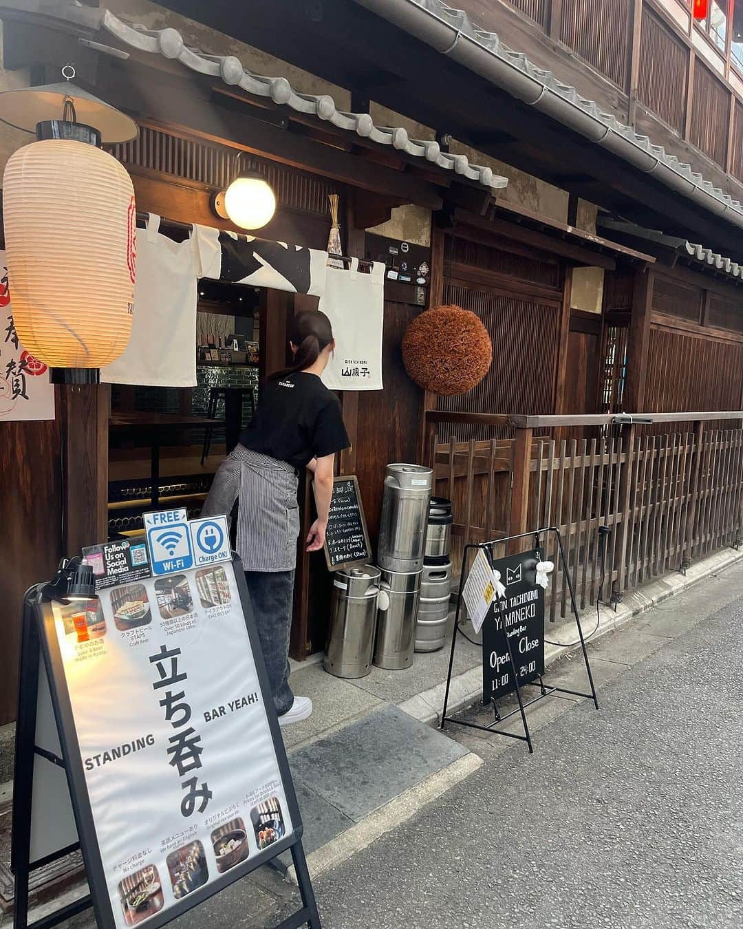 森田展義さんのインスタグラム写真 - (森田展義Instagram)「祗園花月楽屋口の向かいにある 『山根子』なる処で 『圧倒的ホップIPA』なるクラフトビールを飲しながら『元祖肉じゃが』なるものを食す！  #なる処 #なるもの食し  #nobmorley #吉本新喜劇 #森田展義 #祗園花月 #山根子 #立ち飲み屋 #食しログ #2023最高値立ち飲み屋 #ノミネート #グルメ好きな人と繋がりたい #筒井亜由貴 くんと」7月19日 23時28分 - nobmorley