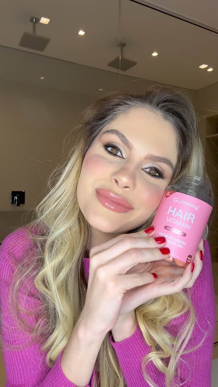 バーバラ・エバンスのインスタグラム：「O que seria de mim sem Gummy Brasil??  Vocês ja sabem que @gummy.hair esta comigo há tempos.. Cuidando da minha pele, unha, imunidade e principalmente meu cabelo! É a melhor vitamina que existe nesse mundo! E sou a prova viva disso! Olha meu cabeloo!!!  Aproveitem que é aniversário deles e ta rolando várias promoções 💞✨  #Publi」