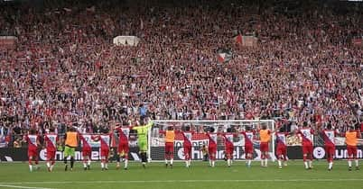 ウルビー・エマヌエルソンのインスタグラム：「Na 6 mooie jaren neem ik afscheid van FC Utrecht. De club waar ik mijn voetbalcarrière heb afgebouwd en mijn eerste stappen als trainer heb mogen zetten. Ik wil iedereen bedanken voor de tijd die ik hier heb doorgebracht. Een tijd die mooie pieken heeft gekend, maar ook hele diepe dalen. Dat is voetbal. Zoals bij elk nieuw seizoen geldt: nieuwe ronde, nieuwe kansen. Ik wens iedereen die FC Utrecht een warm hart toedraagt heel veel succes aankomend seizoen. Het gaat jullie goed. Geen vaarwel, maar tot ziens! ♥️」