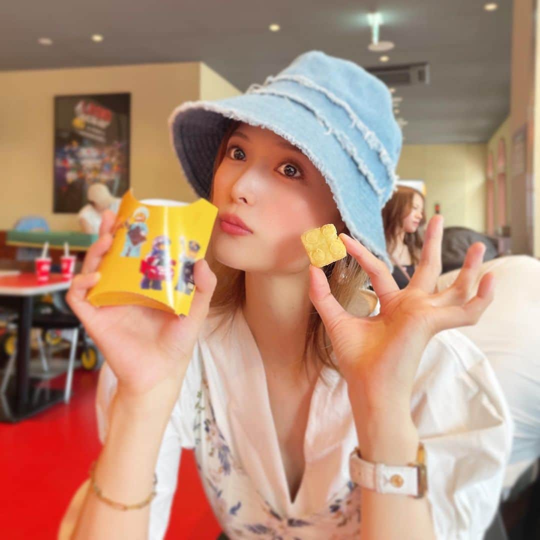 苅谷なつみさんのインスタグラム写真 - (苅谷なつみInstagram)「初レゴランドにごはん食べに行ってきました🍟  ブラックハウスのハンバーガーセット🍔 キャラメルポップコーン🍿 もちもちたい焼きのいちごかき氷🍧 食べて大満足で帰ってきました🥰  名古屋民としてなんか行っておきたくて🤣 行けて楽し嬉しかったのでした🫶💓  夏はプールもあって楽しそうだった❣️ 大人というより子供？のプールなのかな？  カラフルで楽しい場所でした💛  #レゴランド名古屋 #レゴランド #レゴポテト #可愛い #名古屋観光  #名古屋ランチ」7月19日 23時30分 - natsumi_kariya