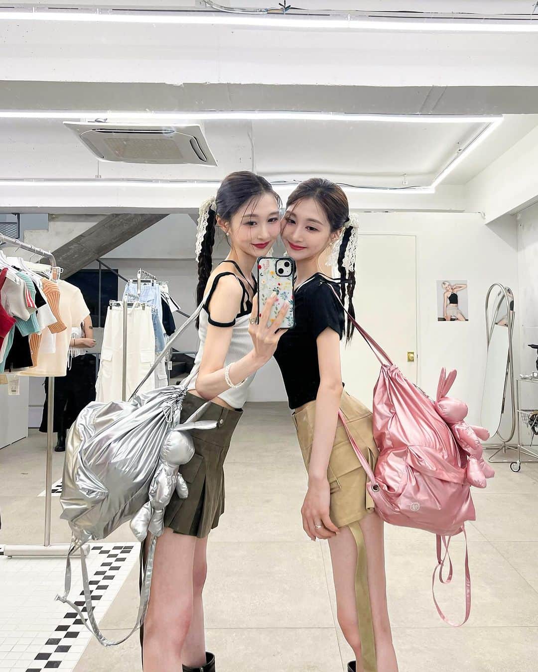 丹羽あんなのインスタグラム：「여기 짱이쁜 핫한 언니들 밖에 읎다 🖤!!  @asuraofficial_  韓国で流行りのY2Kブランド🎧 いつもと違う雰囲気のコーデかわいい〜💘💘 うさちゃんリュックが何よりお気に入り♡  #asura  #y2kfashion」