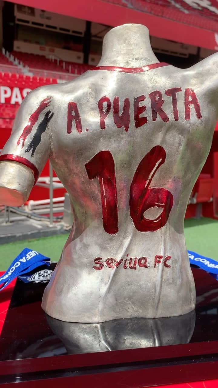 セビージャFCのインスタグラム：「😍 ♾️  #WeareSevilla #NuncaTeRindas #TrofeoAntonioPuerta #sevillafc #sevilla」