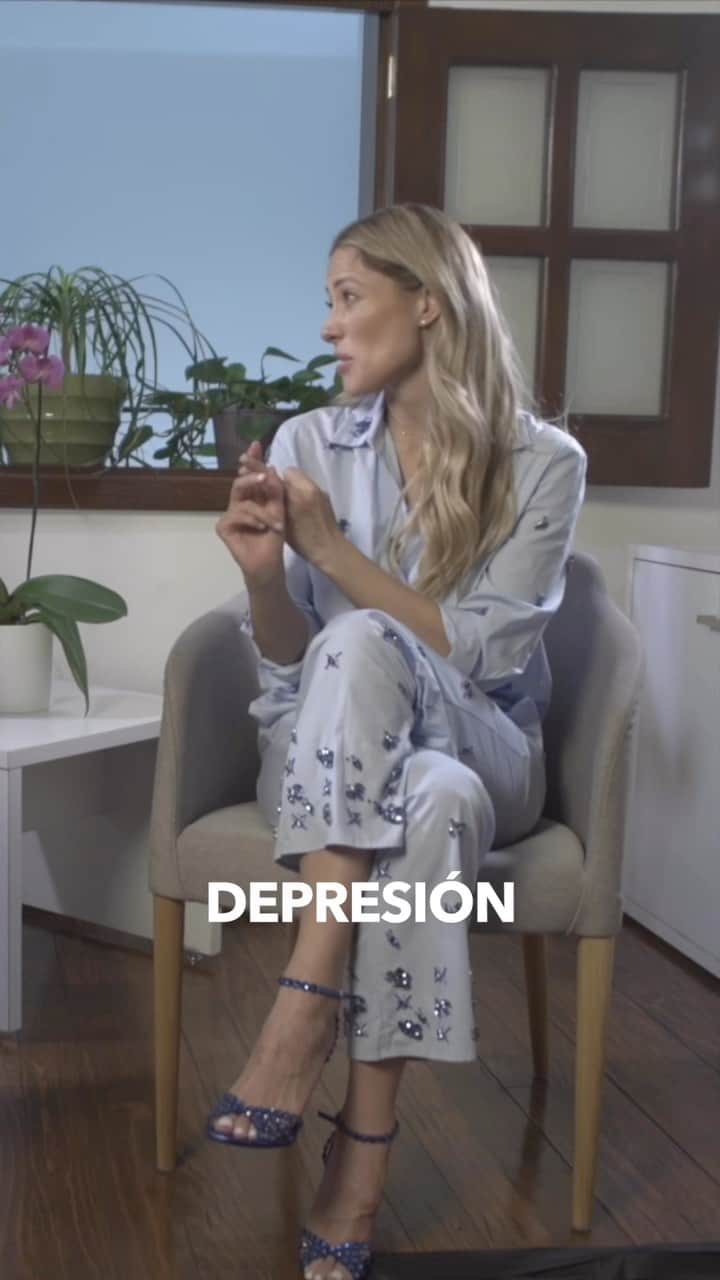 バネッサ・ハッペンコゼンのインスタグラム：「Platicando sobre la Tiroides con el Dr. Cristian Von Schulz. Si identificas alguno de estos síntomas físicos y emocionales o quieres más información, puedes evaluar si estás en riesgo de padecer alguna enfermedad tiroidea en la página  https://midetutiroides.endocrinologia.org.mx/  @smne_oficial」