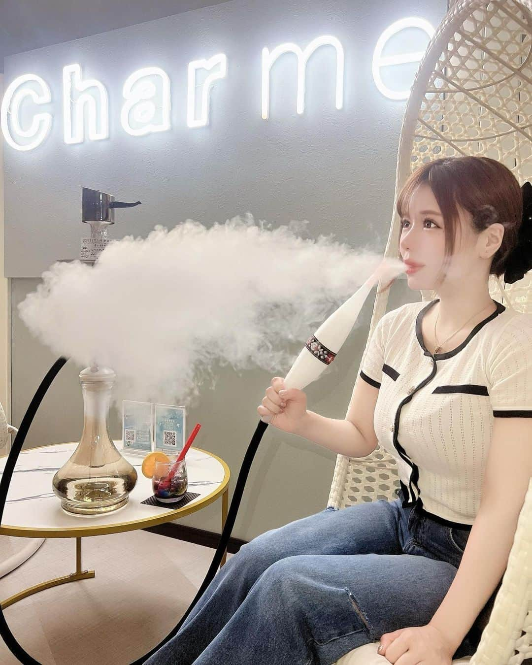 森カノンのインスタグラム：「🤍🩵🤍🩵 新大久保に新しく出来た シーシャ屋さん @charme.shisha   白を基調とした内装が映え🤍✨️  店員さんが優しくて可愛くて雰囲気も(๑˃̵ᴗ˂̵)و ﾖｼ!💯💮  映えだけじゃなくてシーシャももちろん ドリンクも美味しい～🍎🍇🍋🍐  新大久保ってよく遊びに来るけど シーシャ屋さんはここで決まり👍🏻  ＞＞＞SHISHA cafe  CHARME   📍東京都新宿区百人町1丁目17-7 ピュアーズ大久保 4F  ⌚️16:00〜翌3:00 (L.O. 翌2:00)  #新大久保シーシャ#新大久保#新宿シーシャ#新宿#歌舞伎町シーシャ#歌舞伎町#シーシャ屋#シーシャ#シーシャカフェ#シーシャバー#シーシャ女子」