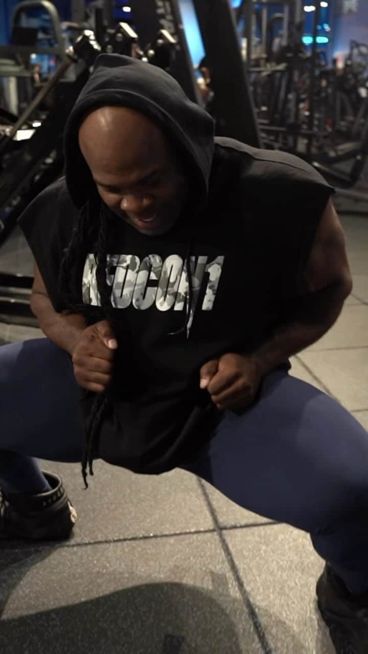 カイ・グリーンのインスタグラム：「Jeffersons 101: TAG your training partner👇🏾 Grab a pen and get your notebooks ready, because we’re breaking down one of the greatest go-to lower body exercises that can truly revolutionize your workout routine!  Master the Technique: 1. Assume a wide stance, securing the bar in between your legs. 2. Optimal control is achieved by placing one hand in front and the other behind your body. 3. Feel the intense burn as you squat down deeply, surpassing parallel. 4. Opt for no additional weight or use smaller plates, with 25s, for ideal range of motion. 5. Enhance the burn by deliberately pushing your knees outward, engaging your glutes. 6. Keep glutes activated throughout the entire set, maintaining constant engagement.  Let’s get started! Aim for 15-20 reps per leg and feel the sensation. Take that first step forward and unleash your full potential each and every time with the help from @redcon1   #KaiGreene #ThoughtsBecomeThings #Redcon1 #Reels #Fyp」
