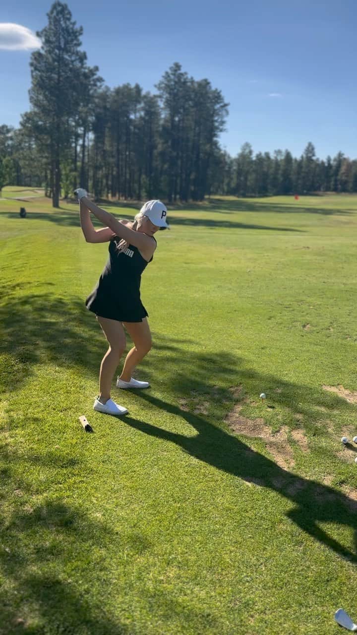 ブレア・オニールのインスタグラム：「On repeat. 🏌🏼‍♀️   @cobragolf」