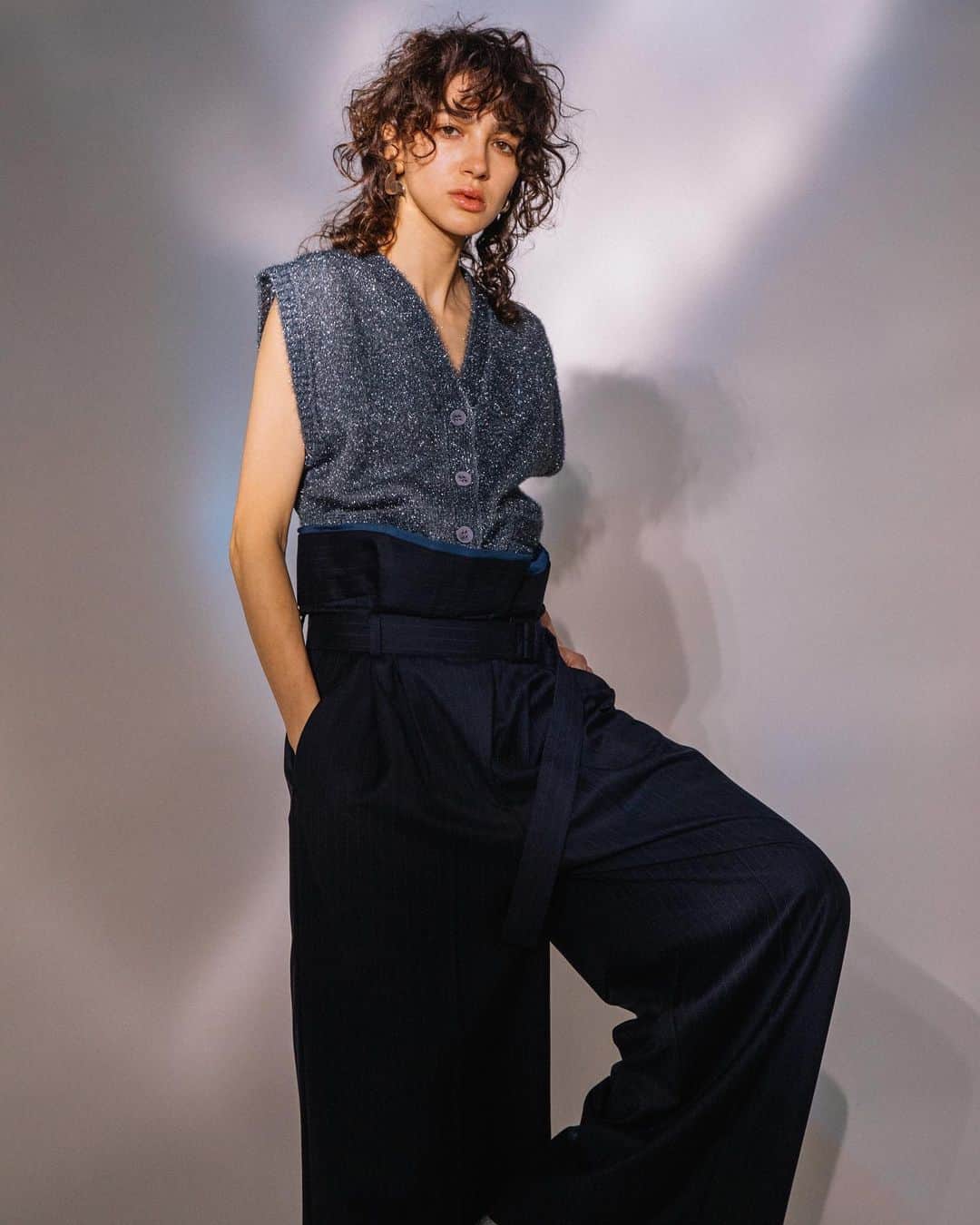 AULA AILAさんのインスタグラム写真 - (AULA AILAInstagram)「【2023 FALL & WINTER COLLECTION】  FILM YARN KNIT VEST COLOR GRAY SIZE 0 ¥16,500  HIGH WAIST LINE PANTS COLOR NAVY SIZE 0/1 ¥27,500  ✔️AULA AILA OFFICIAL WEB STOREにて予約受付中」7月20日 0時02分 - aulaaila_official