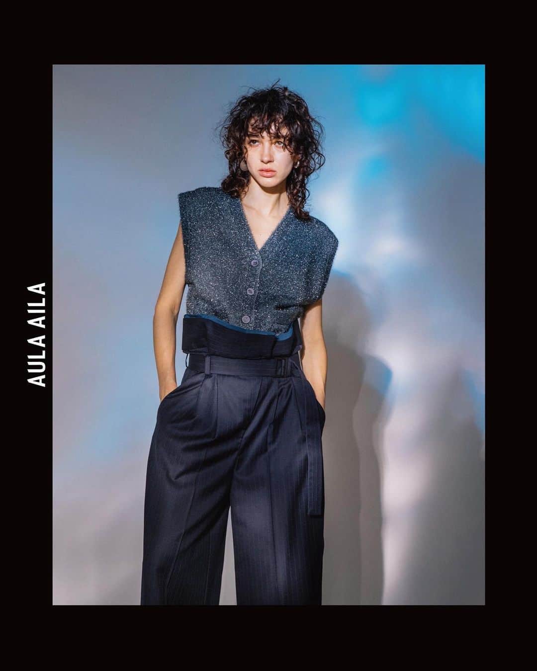 AULA AILAのインスタグラム：「【2023 FALL & WINTER COLLECTION】  FILM YARN KNIT VEST COLOR GRAY SIZE 0 ¥16,500  HIGH WAIST LINE PANTS COLOR NAVY SIZE 0/1 ¥27,500  ✔️AULA AILA OFFICIAL WEB STOREにて予約受付中」