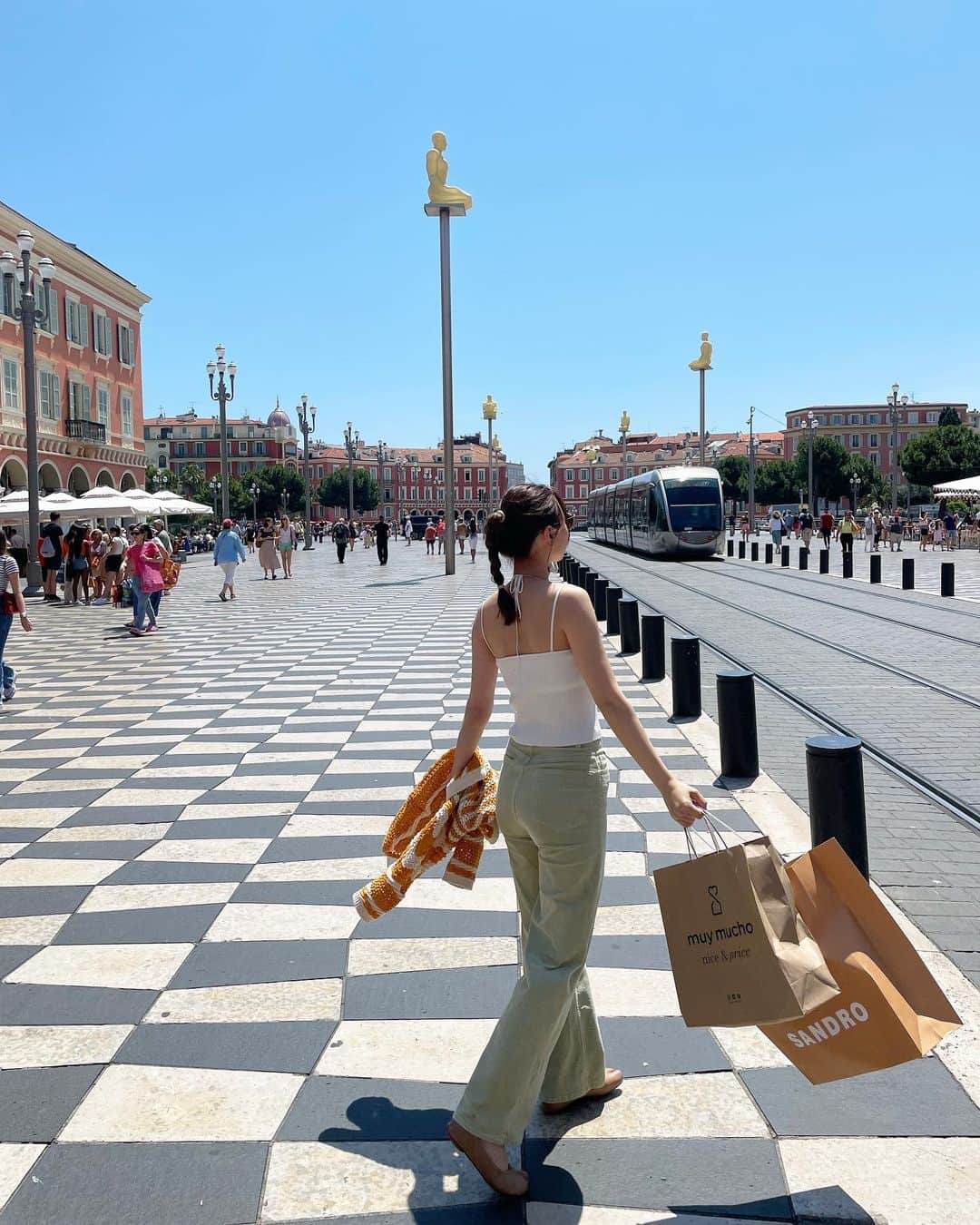 高田秋のインスタグラム：「沢山お買い物しちゃいました🛍 @sandroparis がツボすぎて ワンピースとシャツを😆🇫🇷 毎日夜10時くらいまでずっと明るいから何だか1日が長くて幸せでした🤍  #ニース旅行 #sandra」