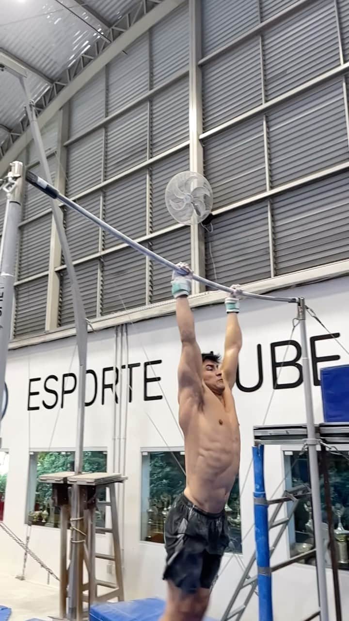 アルトゥール・オヤカワ・マリアノのインスタグラム：「SlowMood 🔥💪🏻✅ #liukin  @ecpinheiros @cbginastica @cdafab」