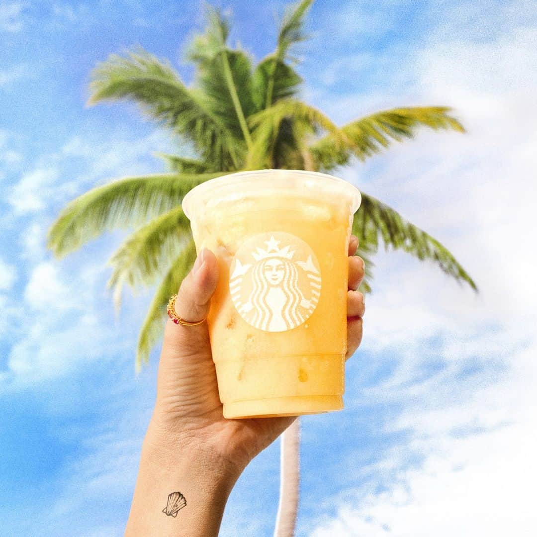 Starbucksのインスタグラム：「Sun: drenched. Thirst: quenched. 🏝 Paradise Drink Starbucks Refreshers® Beverage.」