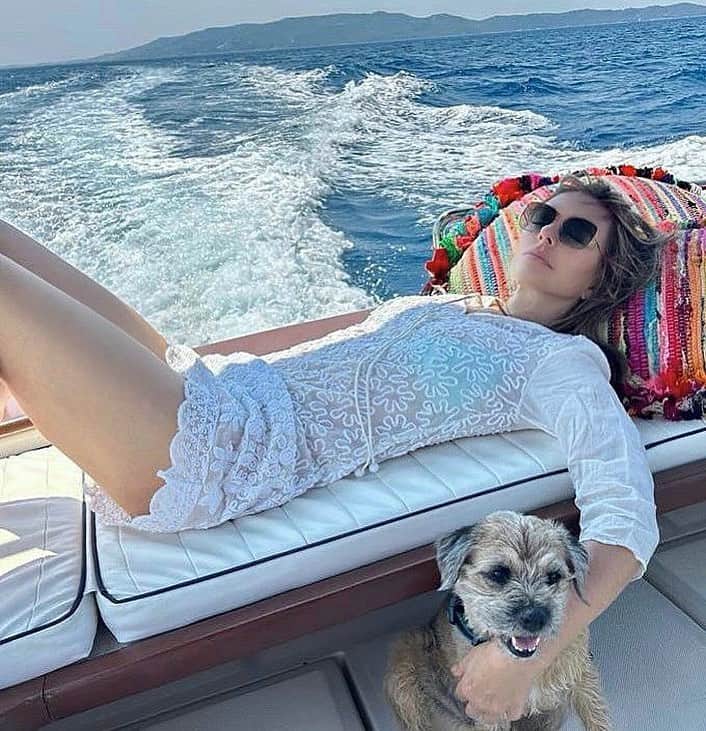 エリザベス・ハーレイのインスタグラム：「Bliss 💗💗💗」