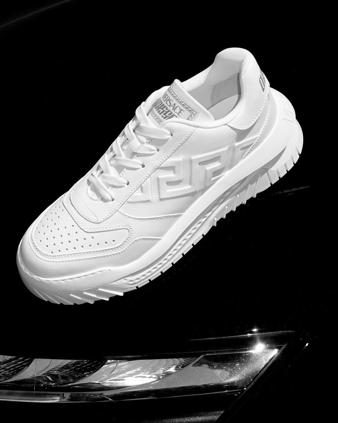ジャンニヴェルサーチのインスタグラム：「Greca Odissea Sneakers  Cannes, South of France.  Now at Versace.com via the link in bio.  #VersaceLaVacanza」