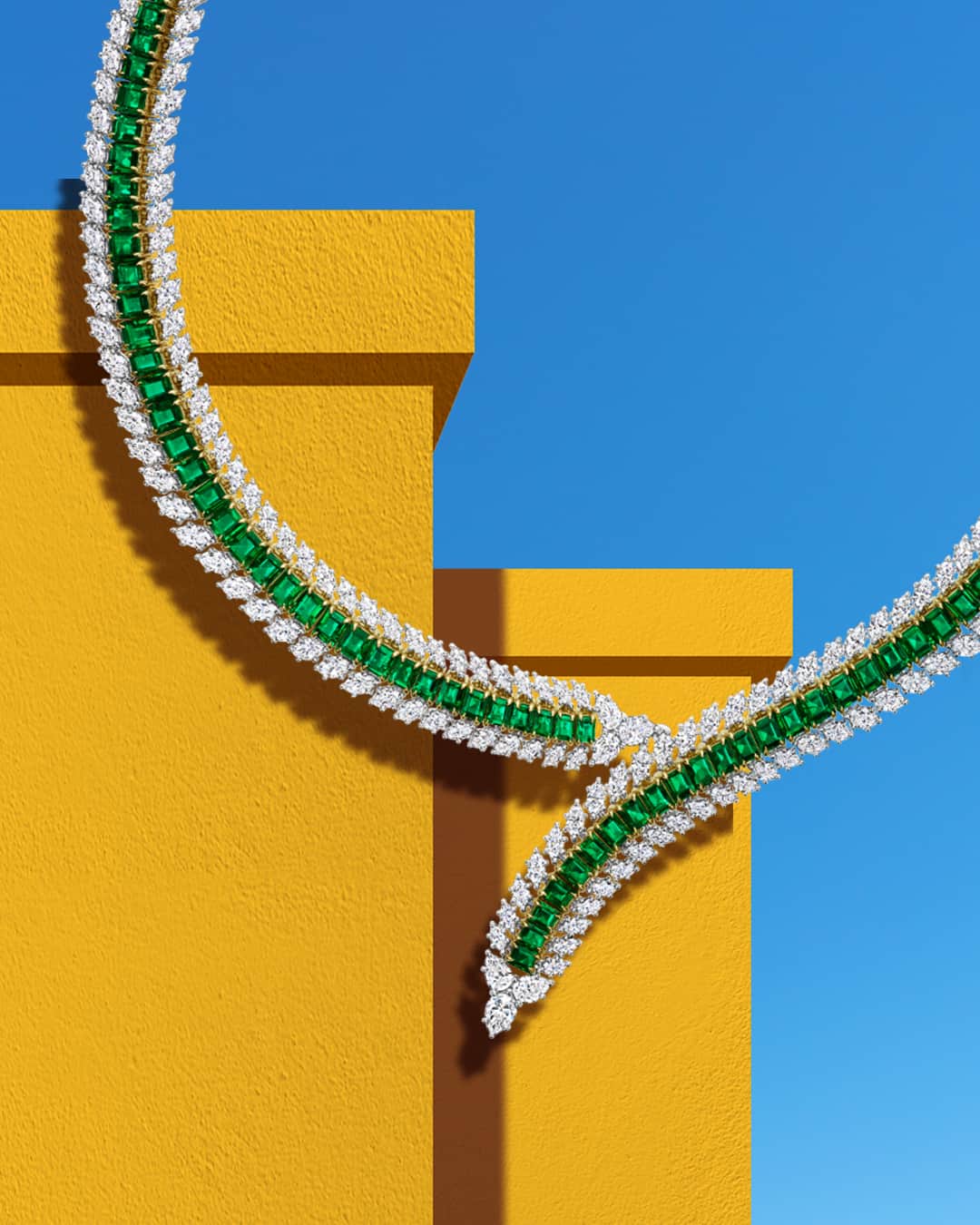 ハリー・ウィンストンのインスタグラム：「Lush emeralds and cool diamonds seek the shade under a blazing desert sun. Dazzle in luxurious jewelry this summer by tapping the link in bio. #HarryWinston #WinstonHighJewelry」