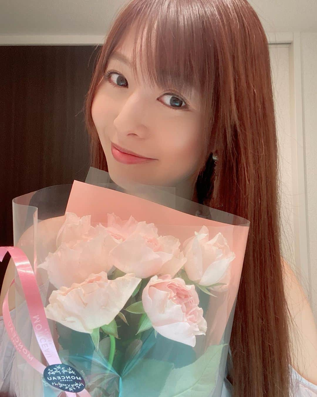 折井あゆみさんのインスタグラム写真 - (折井あゆみInstagram)「7/20、誕生日を迎えました☺️✨  今までステージ上で迎える誕生日や、ドラマの撮影現場で迎える誕生日等、色んな誕生日の思い出があるけれど、  私にとって、毎年かけがけのない贈り物はファンの皆さんから届く『おめでとう』の声です😌💐  今年も沢山祝ってやってください〜😚💕  #折井あゆみ #誕生日 #birthday」7月20日 0時02分 - ayumi_orii720