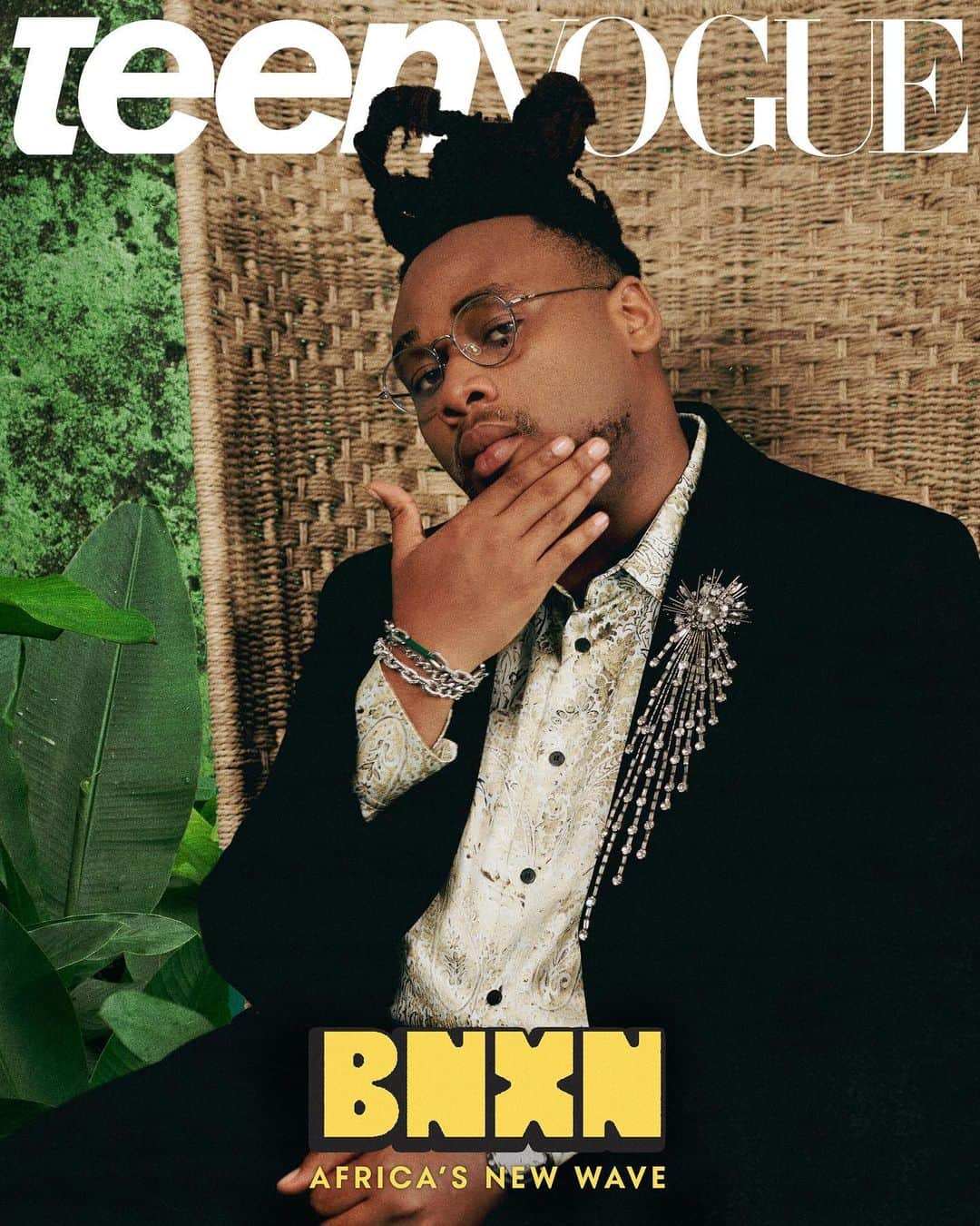 Teen Vogueのインスタグラム：「When Bnxn (@toyourears) thinks about the future of Afrobeats, it’s with a feeling of excitement as well as a sharp sense of how contemporary artists could grow.   Teen Vogue’s July 2023 cover star feels the privilege of being a part of the new crop of Afrobeats talents, as well as the pressure. Afrobeats music can often feel siloed into strict grittiness; masochistic in storytelling and peppy in sonic delivery. Bnxn, however, is expanding the possibilities of the soundscape. “When I started making this path for myself, especially with the kind of music I was making, I wanted people to identify with the sound,” he says. “At the same time, I wanted people to accept it, and it's great to be accepted … I can't even imagine that I'm part of this age where there are people like Omah Lay, like Victony. They're outstanding, they definitely know what they're doing, and that's all I'm about.” Read the artist’s interview with @not_your_ideal_eromenos at the link in bio.  Creative Director: @adesamuel 🖋: @not_your_ideal_eromenos 📸: @stephen.tayo Stylist: @jahnaffah Producer: @adesamuel  Hair: @25thfairyhair  Makeup: @merakibyonome  Manicurist: @Kachynails  Prop Stylist: @desolafalomo」