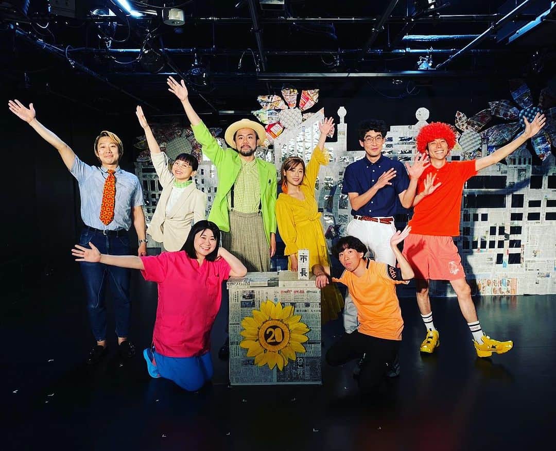 関口アナンのインスタグラム：「シーラカンスvol.3 「街のうた」  無事に終演いたしました！ 短い公演期間だったけど、たくさんの方に見てもらえて嬉しかったです。  ご来場していただいた皆様ありがとうございました！  シーラカンスは第1回目から関わっていて、主催のふじもんと両角くんの乗せられていたら、第３回目にして出演とチラシと美術とOPVと色々な形で関わってました！  それを出演者、スタッフ、みんなで作り上げました。 物作りのど真ん中からガッツリやらせてもらえる機会はそんなくて今回はとっても楽しくあっという間に終わってしまった。  そして、僕やっぱり喜劇が好きです。  また皆さんに楽しい演劇を届けれるように頑張ります！  アデュー　　  p.s打ち上げで飲みきった両角とスイカをちぎり食うアナン載せておきます。」